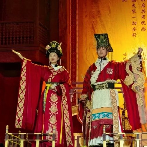 李沁和张晚意这组帝后同框一出来，好多观众瞬间被戳中！新剧里两人直接解锁帝后身份，一个是沉稳帝王，一个是端庄皇后，氛围感直接拉满。
 
俩人本身演技都在线，站在一起气场特别搭，既有皇家的庄重感，眼神对手戏里又藏着拉扯感，不少网友已经开始脑补剧中的爱恨故事。大家都在期待他们的对手戏，想看这对帝后在朝堂与