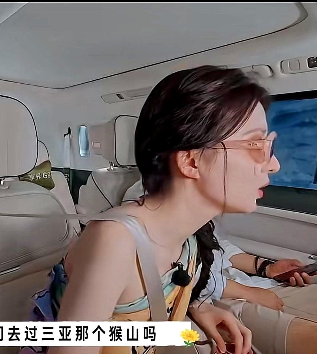 王楚然在三亚连包都保不住，跑去找沈腾求救，结果被沈腾一句话当场噎死。
“我跟猴也没那么熟。”
沈腾这嘴真是绝了，两手一摊，瞬间把悲伤画风拐成了小品现场。
事情其实特逗，王楚然满脸认真地跑去问沈腾，去没去过三亚那个猴山，委屈巴巴吐槽自己的包被猴子当面硬抢了，到现在影子都没见着。
沈腾脑回路也是