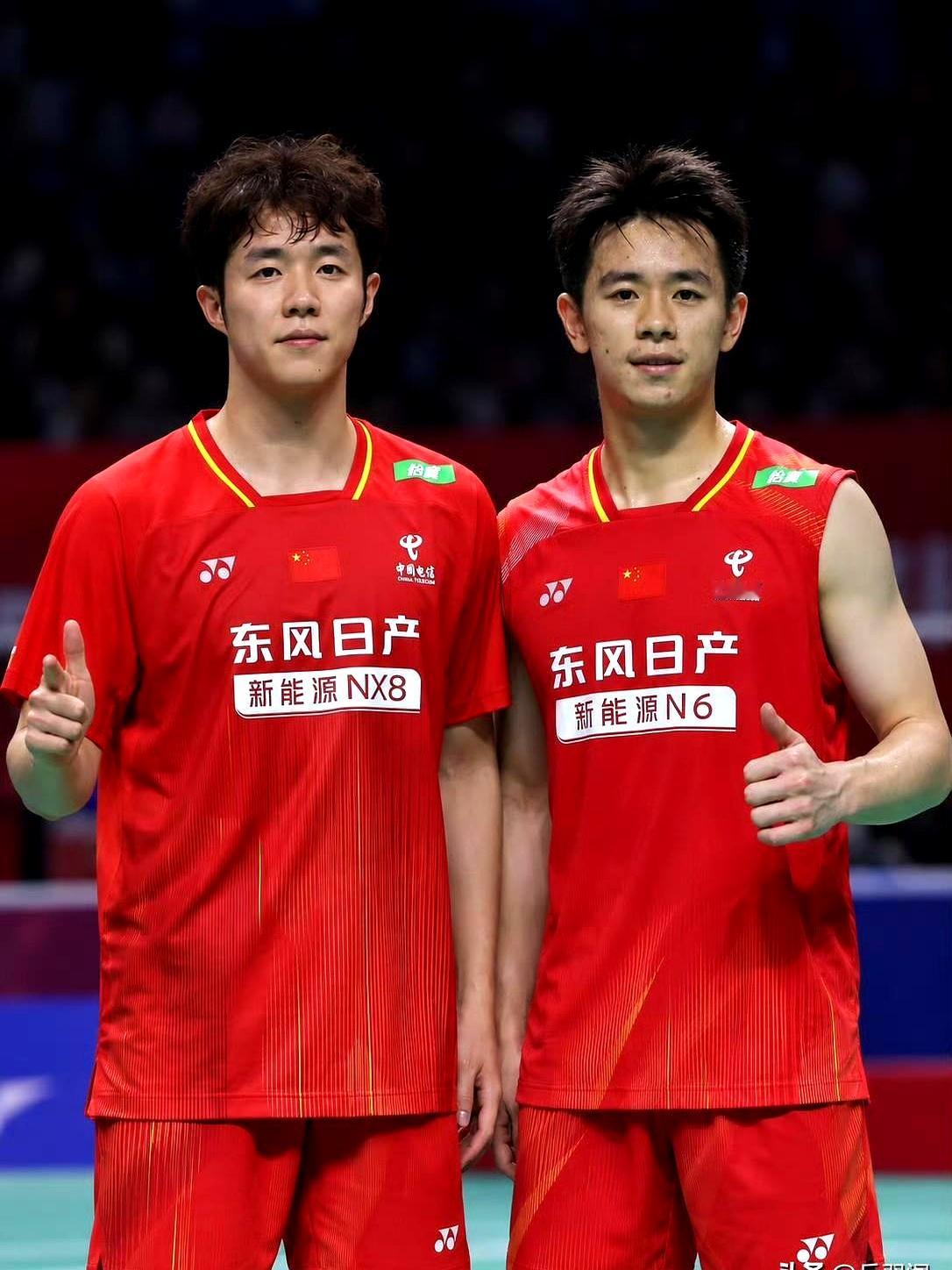 国羽男团大比分2比1领跑印尼，可二单李诗沣这一场拼尽全力还是没能扛下来
 

21比23、21比15、16比21，鏖战三局输给印尼新星法汉，看得人心里好生惋惜。
 

不过法汉确实难打，实力比韩国男单全奕镇强太多，输给这样的对手倒也不丢人
 

眼下大局就看二双何济霆和刘毅了，盼着他俩能顶住重压一锤