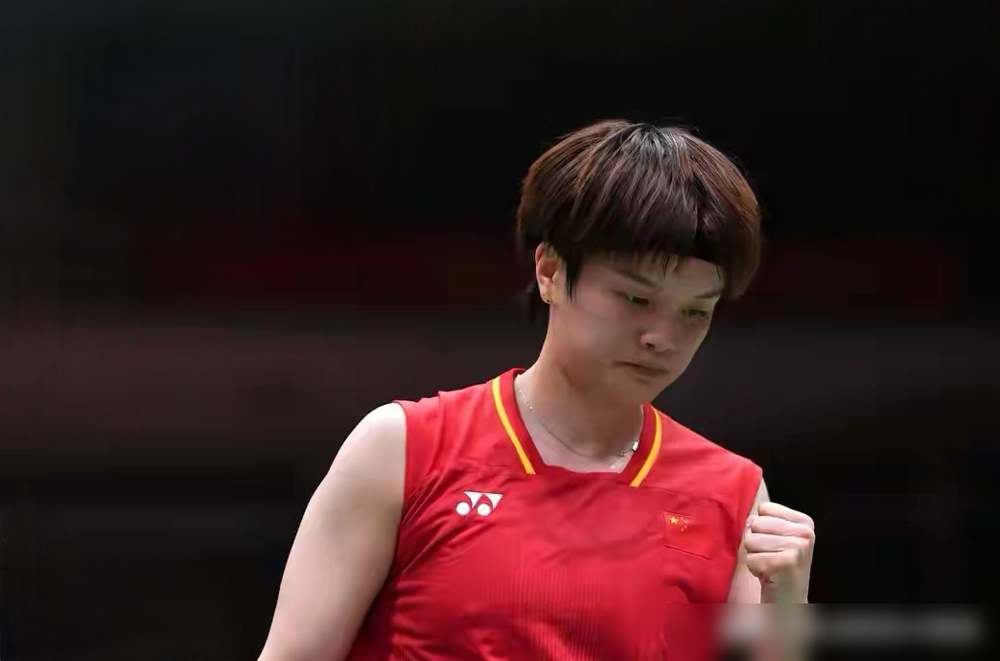 每次打辛杜，陈雨菲都得活生生脱掉一层皮。
女单八强落位，这俩冤家再次死磕。过往16次交锋，9胜7负，从没有顺风碾压，全是让人大喘气的互殴。
看这俩人之前的血战就知道，法国赛硬熬92分钟，先丢一局艰难逆转。7月23日的那场较量更要命，辛杜手握4个赛点，愣是被陈雨菲死死咬住，硬拽回悬崖，绝地翻盘。