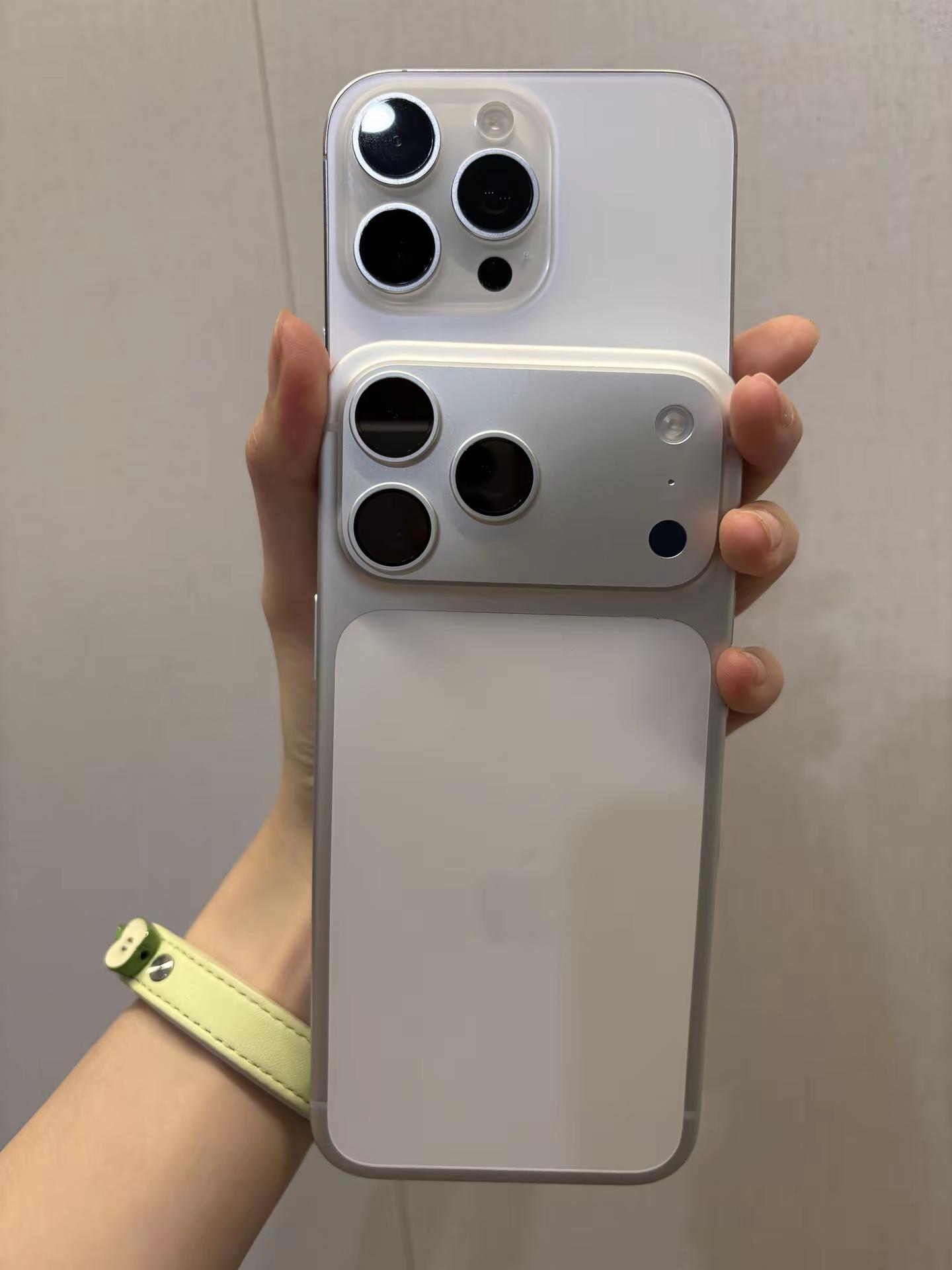 iPhone18ProMax白色🤍新机 喜提爱机 iphone系列对比 iphone18promax 这几年的迭代焕新——我去我的14pm反光侧边啊，当时有暗夜紫 ，但依旧选了白色🤍虽然17-18变化不大 ，但是依旧选择了白色