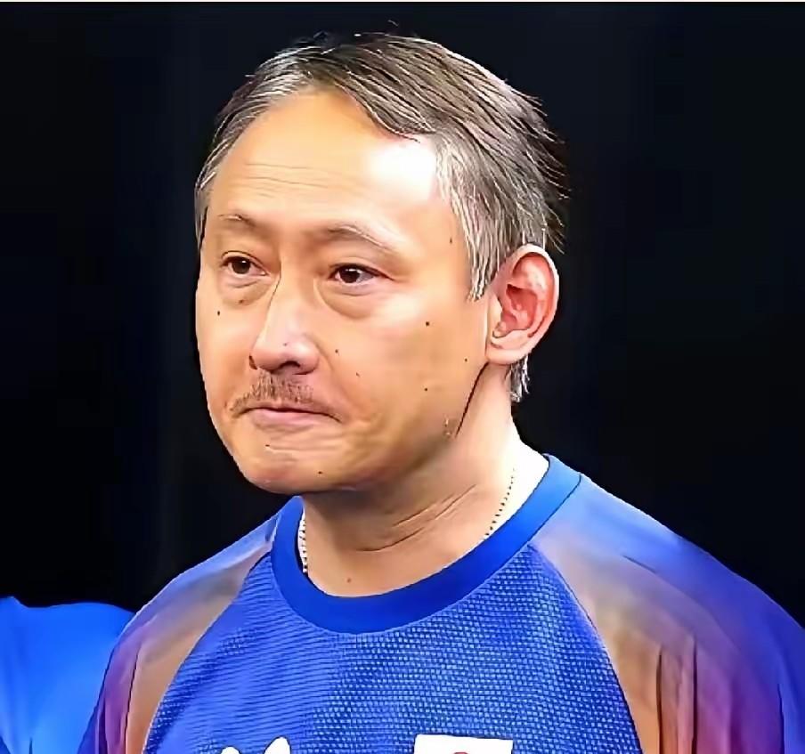 一方水土养一方人！细看张本智和的父亲张本宇，在日本定居十几年，连神态气质都悄悄变了。
 
张本宇原名张宇，祖籍四川成都，年轻时是四川省乒乓球队主力，曾和奥运冠军陈龙灿搭档，拿到过全运会男双铜牌。妻子张凌入籍日本后改名张本凌，早年也是国乒队员，和邓亚萍、乔红属于同一时期，还参加过1995年天津世乒赛。