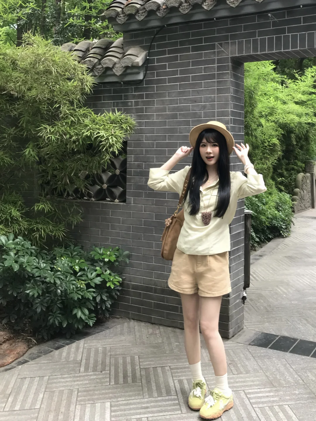 罗女士浅绿口袋衬衫