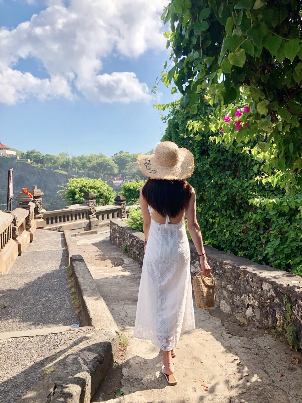 ⛱️巴厘岛必打卡景点之一，情人崖又称乌鲁瓦图断崖(Uluwatu)，位