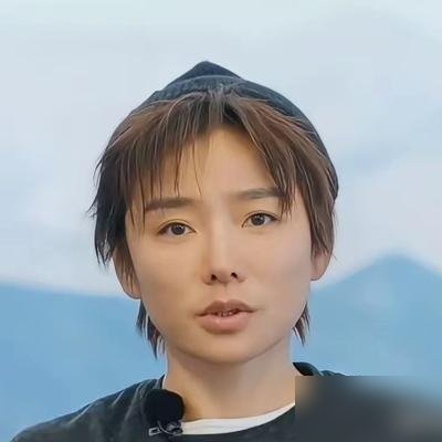 厉娜在节目里直接甩出两个字：恨过。对面许飞手抖着掉眼泪，还是没换来一句原谅。
06超女那点事，隔了快二十年终于摊开。厉娜说当年自己把跳槽规划掏心窝子告诉许飞，转头就被捅到高层那儿，直接雪藏，行程清零，焦虑到体重飙到130斤。
许飞全盘否认，反问“我有那本事只手遮天吗”。但承认最难受的是，面对好友