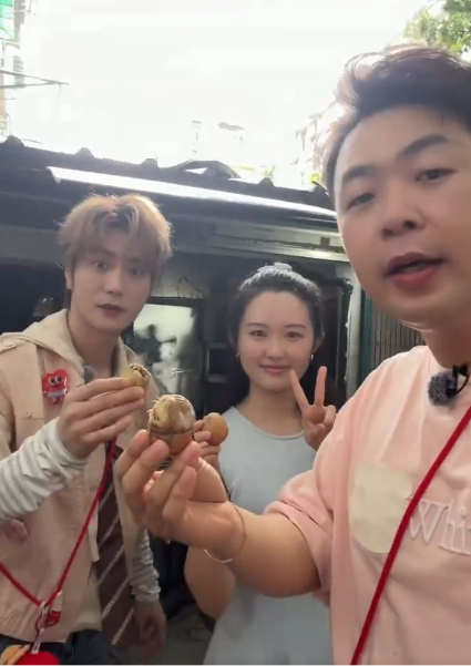 杜海涛、李维嘉、陆虎一起在南京录节目，碰到个卖毛蛋的。
李维嘉不敢吃，海涛拿到手里三下五除二剥了壳。镜头凑近那一刻，我隔着屏幕都倒吸一口凉气——那小生命蜷在里面，羽毛都长齐全了，清清楚楚，根根分明。这玩意儿，说实话让我吃，我得先做三天心理建设。
可人家杜海涛呢？嘴一张，眼一闭，整颗就进去了！
嚼了两