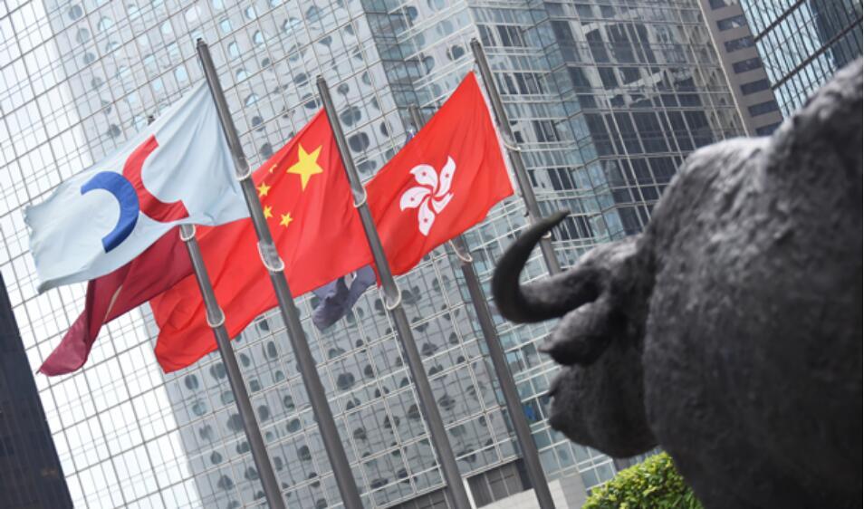 【港股收评：恒生指数涨0.19%】9月16日，港股今日一度考验前期低点，但之后快速拉回，日线上成功形成双针探底走势。截至收盘，恒生指数涨0.19%，恒生科技指数涨0.79%，国企指数涨0.02%。#港股[超话]# 

盘面上，大型科网股多数下跌，腾讯控股跌逾1%，阿里巴巴跌近1%；芯片股上涨，华虹宏力涨逾5%，中芯 ​