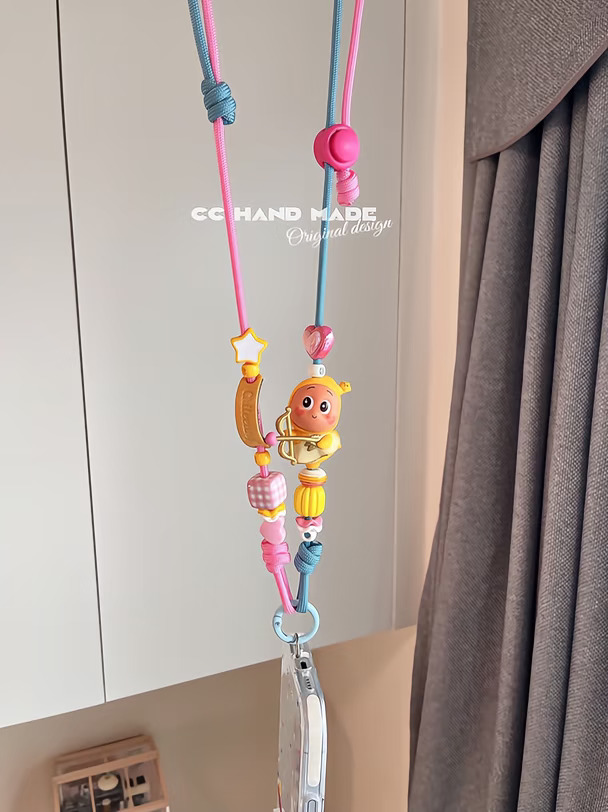 浅色手机挂绳太懂我了