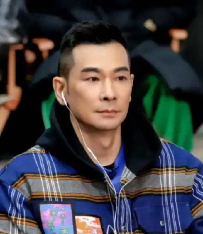 2012年，赵文卓怒怼甄子丹：我在北京有10套房，就算赔上我的演艺生涯，我也要跟你死磕到底，让观众看看你到底有多恶心。

时隔十余年，这场当年轰动全网的娱乐圈对峙，早已褪去舆论纷争，露出最真实的圈层内核。

那次把火点起来的，是电影《特殊身份》里双男主合作被改戏、删戏，原本说好的平分戏份，后来一点点