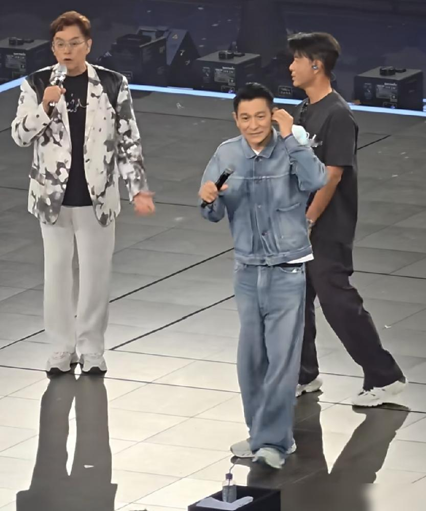 红馆尾场，刘德华是坐在观众席被谭咏麟硬拽上台的。李克勤连耳机都没戴，仨人直接盲唱。
谭咏麟亲自作曲的《我在意》，词是刘德华跟李克勤填的。唱到一半谭咏麟数度哽咽，刘德华眼眶红着喊了一句：我代表现场所有人，求你，继续唱啦。
没彩排，跨栏杆就上。唱的是《朋友》。
李克勤当年被叫谭咏麟接班人，刘德华跟