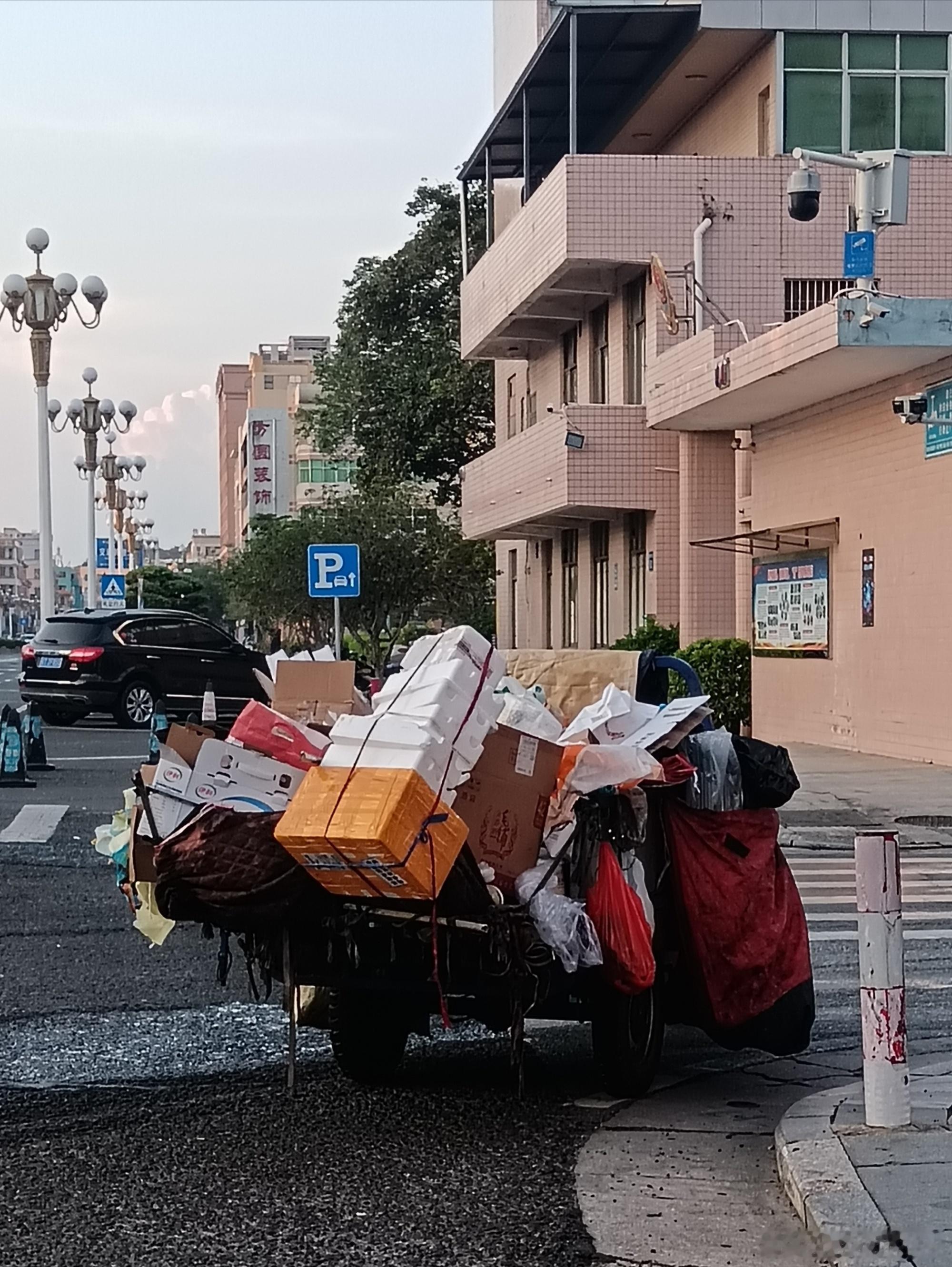 今天早上六点多钟，我在中山市郊这马路边晨运时，看到有一个中年妇女驾驶着...