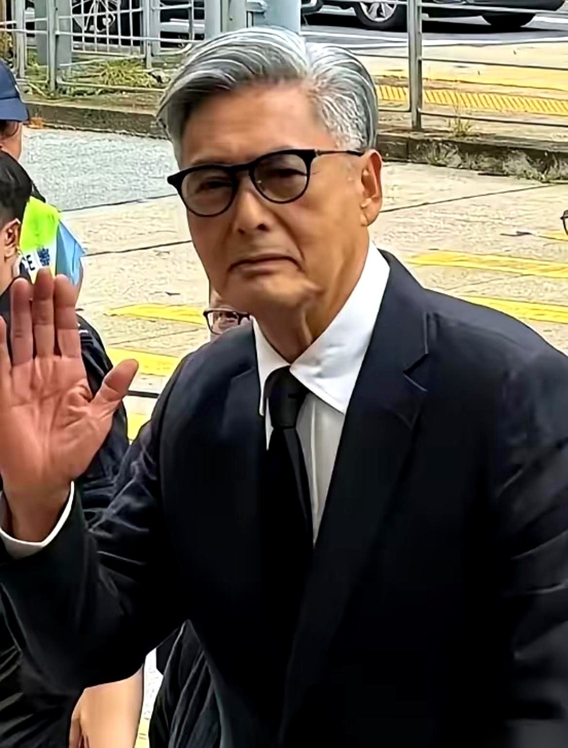 周润发身家五十六亿，每个月的生活费定在七百块。
他被人拍到穿着十五块钱的塑胶拖鞋挤地铁，还跟钟镇涛坐在老夫妻开的路边摊吃八块钱起步的饭。
中医博士那份清单里的煎豆腐和水煮大虾，得一直等到他肚子下一次发信号才会被重新端上桌。
很多人一听这事，第一反应就是有钱人装穷作秀。一个拍过《赌神》的明星，去高级餐