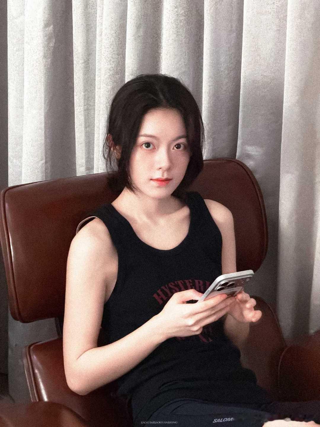 #赵今麦[超话]# 女朋友在查手机，你们不要乱发消息 ​