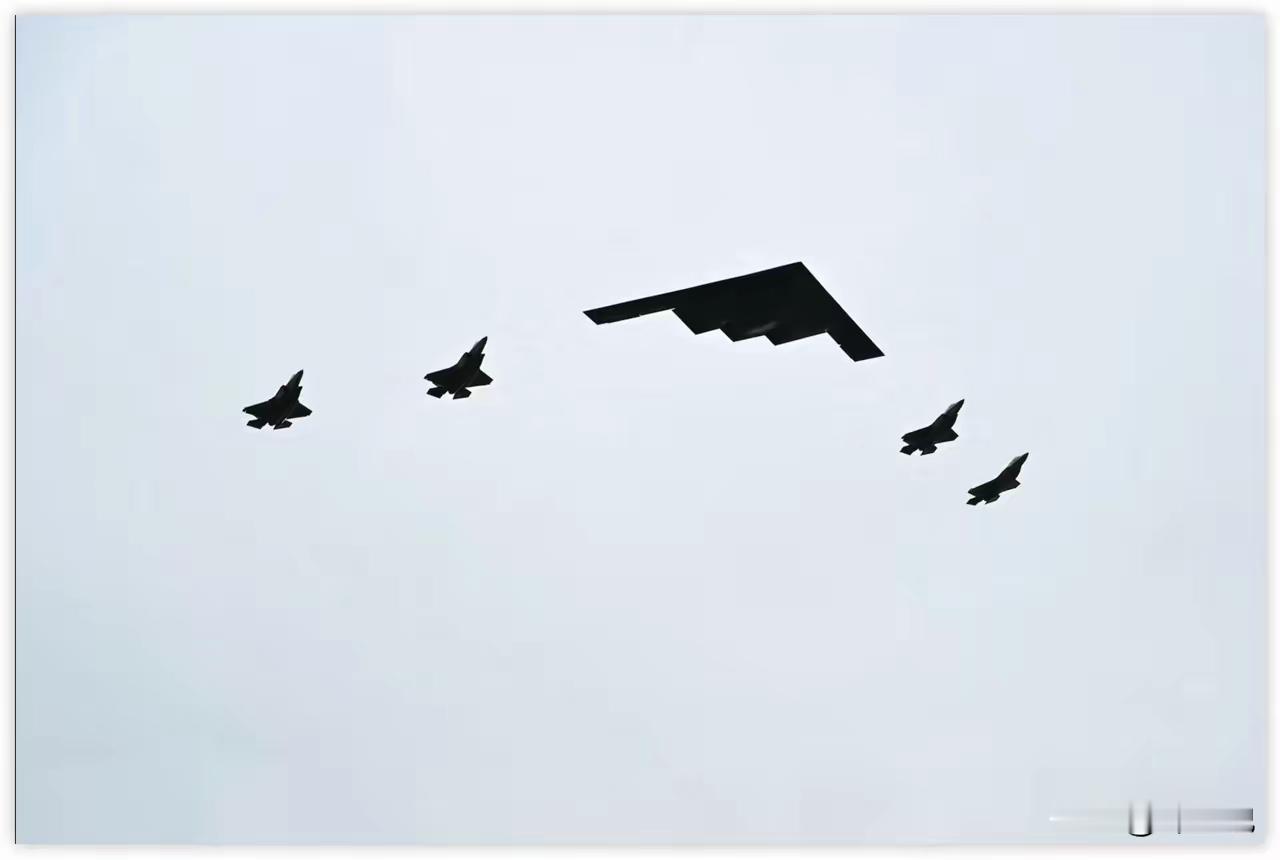 秀肌肉老套路重演！白宫安排B-2+F22编队低空飞越南草坪，威慑表演大于实力
 
白宫已经证实，周四的欢迎仪式上，美军将出动1架B-2隐身战略轰炸机搭配4架F-22隐身战斗机编队，低空掠过白宫南草坪。这套操作，并不是什么新鲜花样。
 
去年美俄元首阿拉斯加会晤，特朗普就玩过一模一样的武力展示。当时普
