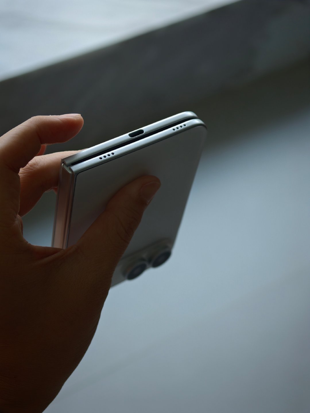 坦白局，你觉得 iPhone 折叠屏定价多少你会真的买回自己用？还是说不管多少，一定不会买？

我自己应该不会买[允悲]因为我真没一台折叠屏能长久用下去的，但是我隐隐会感觉，iPhone 会在 iOS 的软件层面，给阔折叠们打个样。 ​