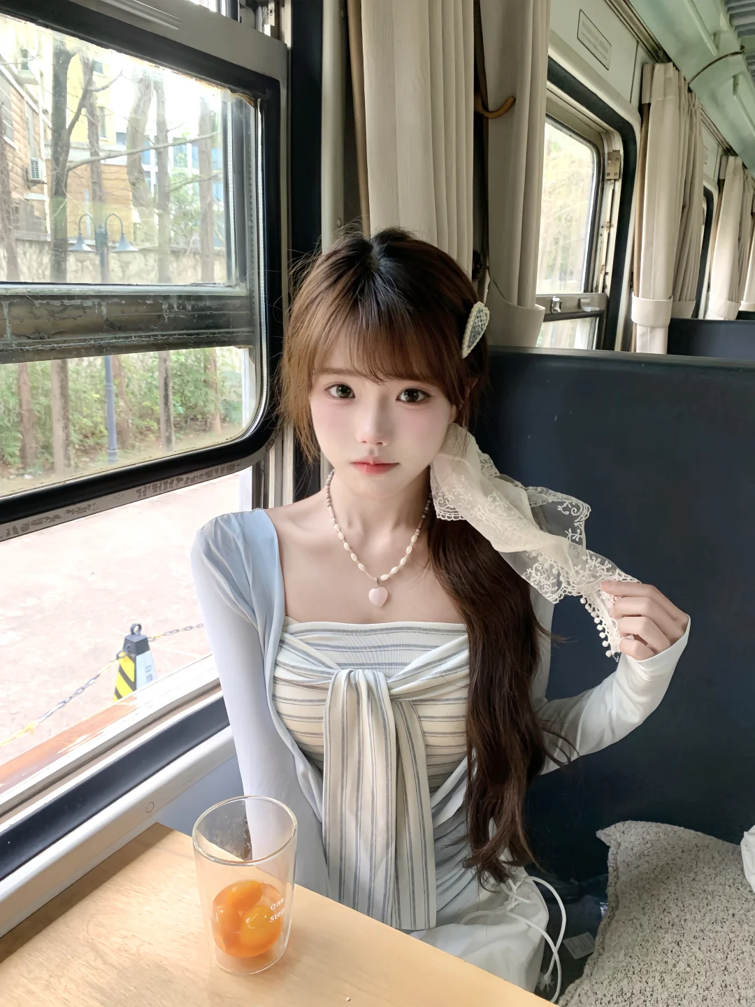 窗外的风景倒退成模糊的昨天。