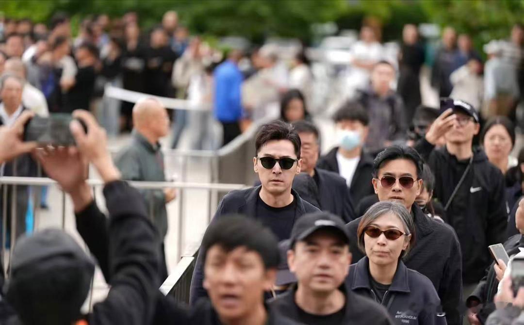 游本昌遗体告别仪式今天在北京八宝山殡仪馆兰厅举行，93岁的老爷子走得安详，睡梦中没受一点病痛折磨，也算体面圆满。

胡歌真的把《繁花》里和爷叔的如师如父的情分延续到了戏外。他29号晚刚在长沙参加完颁奖典礼，连休整都没顾上，直接星夜兼程赶回北京，一身黑衣墨镜站在排队的送别人群里，面色凝重。

灵前他好