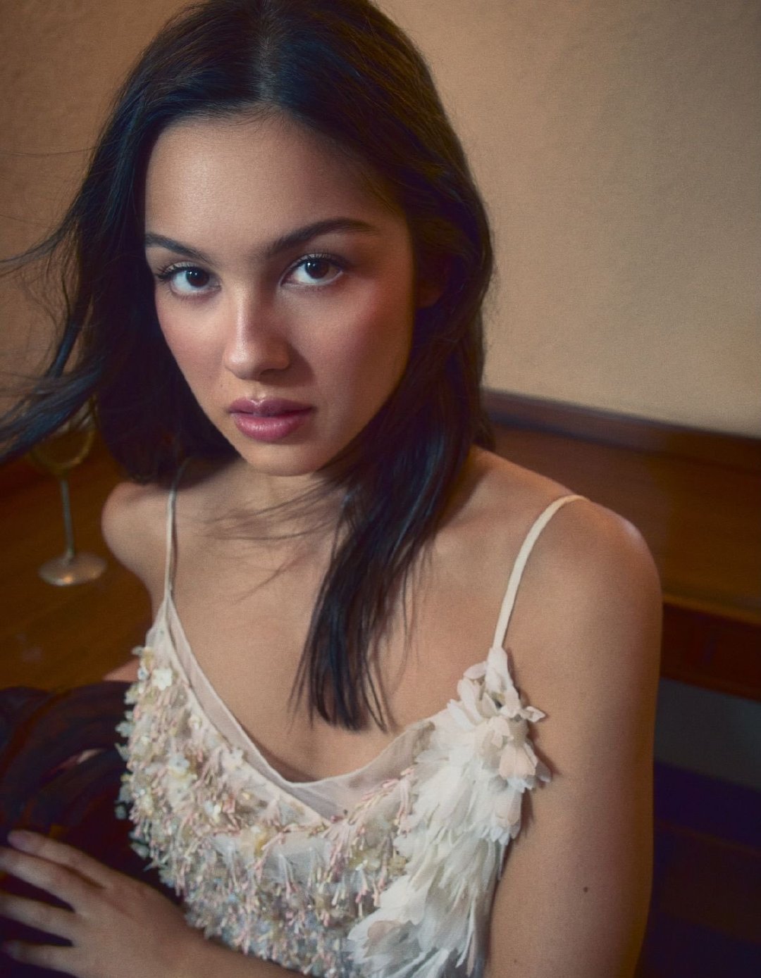 #oliviarodrigo[超话]#
娅娅Olivia Rodrigo在接受《The Hollywood Reporter》采访时谈到AI：

“我绝不会在我的任何音乐中使用AI，绝对不会。这是我的底线。我最接近这件事的一次，是我和制作人Dan Nigro曾经说过：‘天哪，我很好奇ChatGPT会给Olivia Rodrigo的歌起什么名字’，结果全都糟透了。” ​