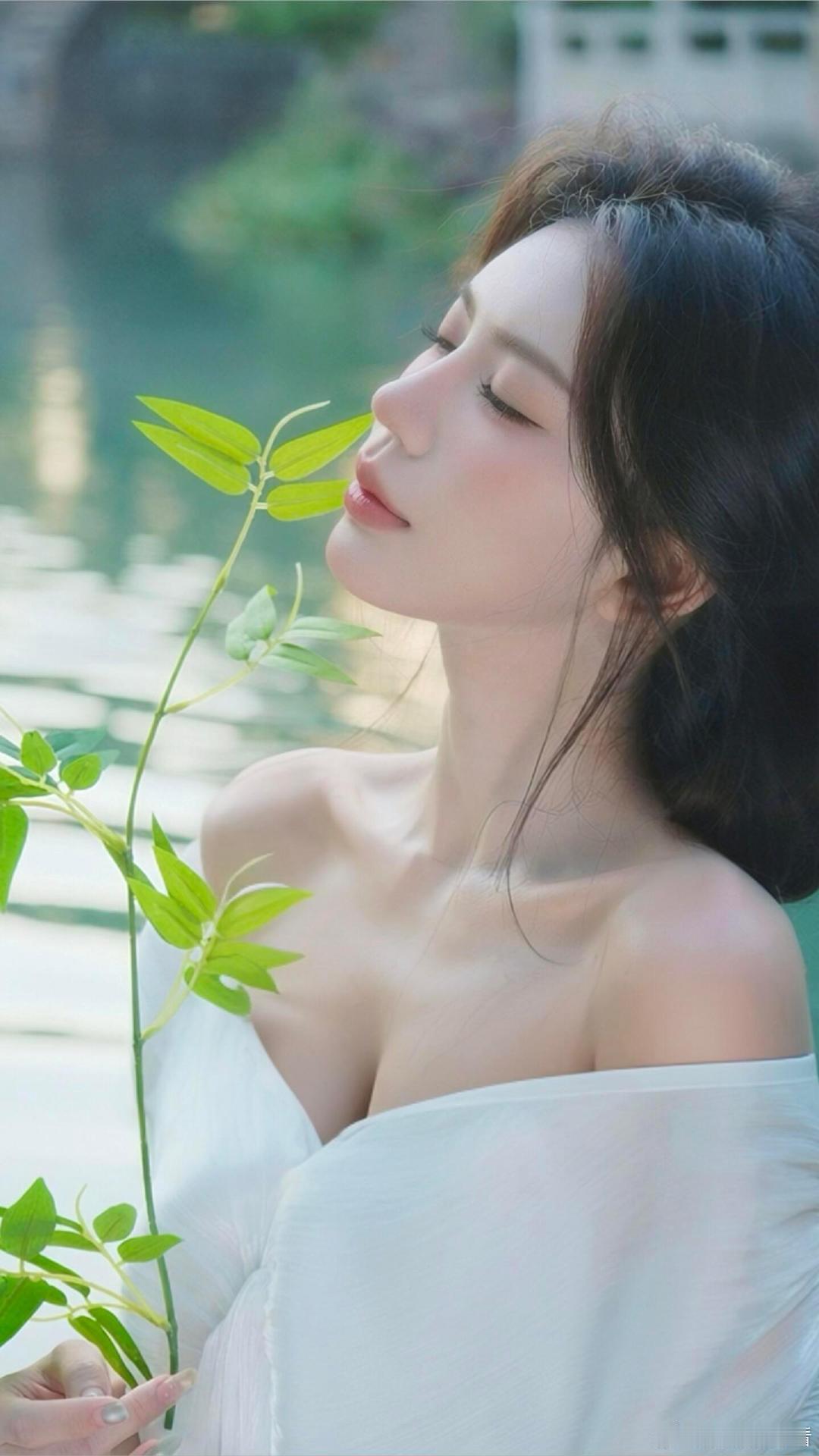 #全球精英摄影[超话]# 湖面漾着温柔金光，白衣携竹静立晚风里。发丝轻垂，素瓶藏清雅，把秋日的浪漫，都收进这帧温柔光影。
#微博影像年##人间着色##手机摄影#  ​