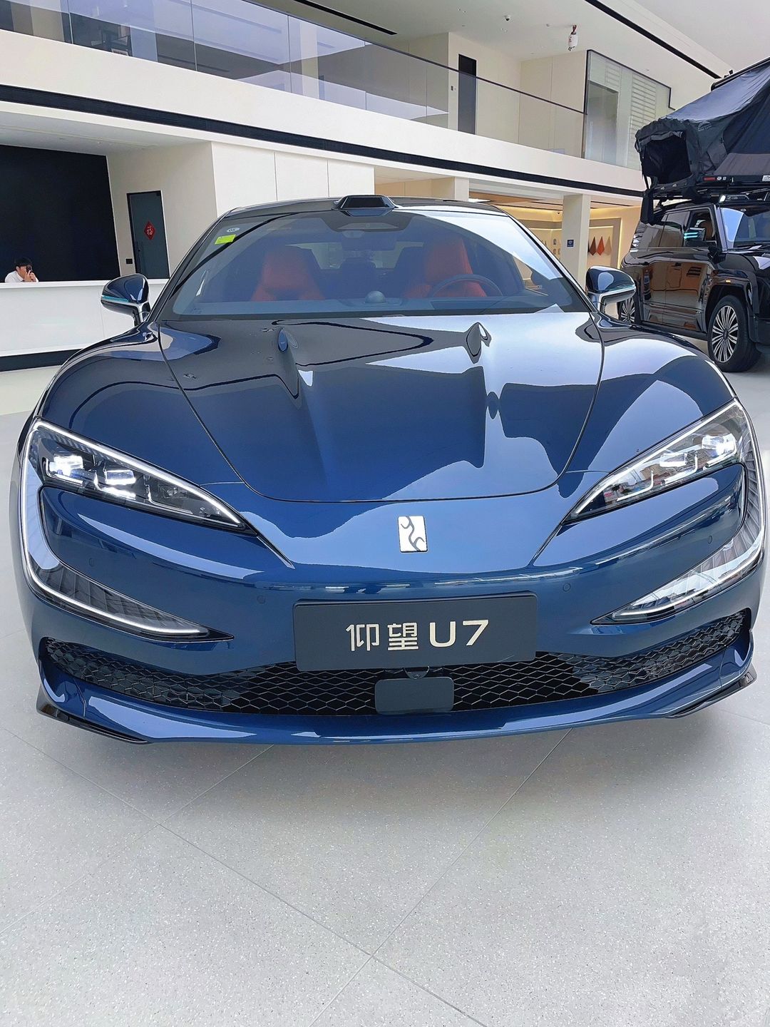作为汽车爱好者，专门预约试驾仰望U7，体验日常道路下的整车表现，试驾包含市区道路和一小段试车道。
车身在弯道里稳定性很好，操作起来很有信心。座椅的软硬适中，腰部支撑到位。整车装配做工看着比较规整，缝隙均匀。
车机屏幕显示清晰，触控操作响应及时。方向盘按键布局合理，行车中调整设置不用分心。
动力层面完