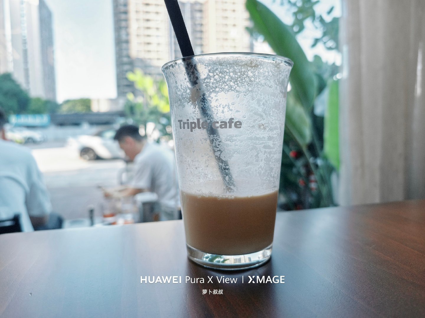 跟两位朋友喝咖啡，当他们把iPhone Duo直接缩说成杜尔，瞬间感觉苹果这首款折叠屏手机的命名，有点low了。  ​