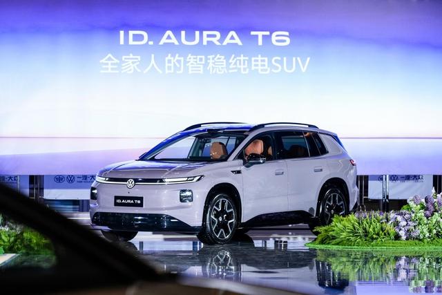 13万元买合资车，还能享受激光雷达？这听起来像天方夜谭的事情，如今真真切切摆在了消费者面前。
9月20日，一汽-大众ID. AURA T6正式揭开面纱，售价区间锁定在12.99万元至16.69万元。发布会还没散场，惊喜已经传来：下订用户突破3万大关。这个成绩放在如今卷出新高度的国内车市，含金量不言而