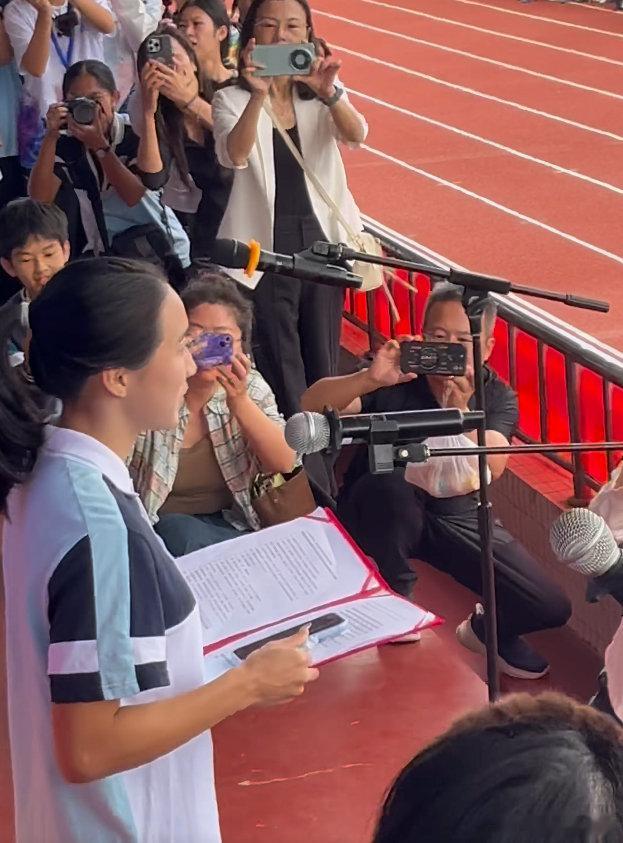 #陈妤颉参加中学运动会并登台发言# 高三+冬训+亚运后调整，节奏怎么排？小孩姐说不急破11秒。合理，运动员最怕被外界节奏带跑，她这点很明白。 ​