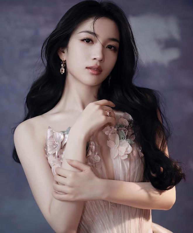 我能接受代露娃高考316分上中戏
也能接受她埋怨爸爸打了她一巴掌，
让我实在无法接受的是，代露娃家里破产了，妈妈为了供她艺考都愿意去当月嫂，她还觉得自己父母对她的好不如前男友的父母。
孩子有时候很难共情父母。
但是别人父母几句不痛不痒的关心就觉得对方对自己特别好，
自己父母掏心掏肺全力托 ​