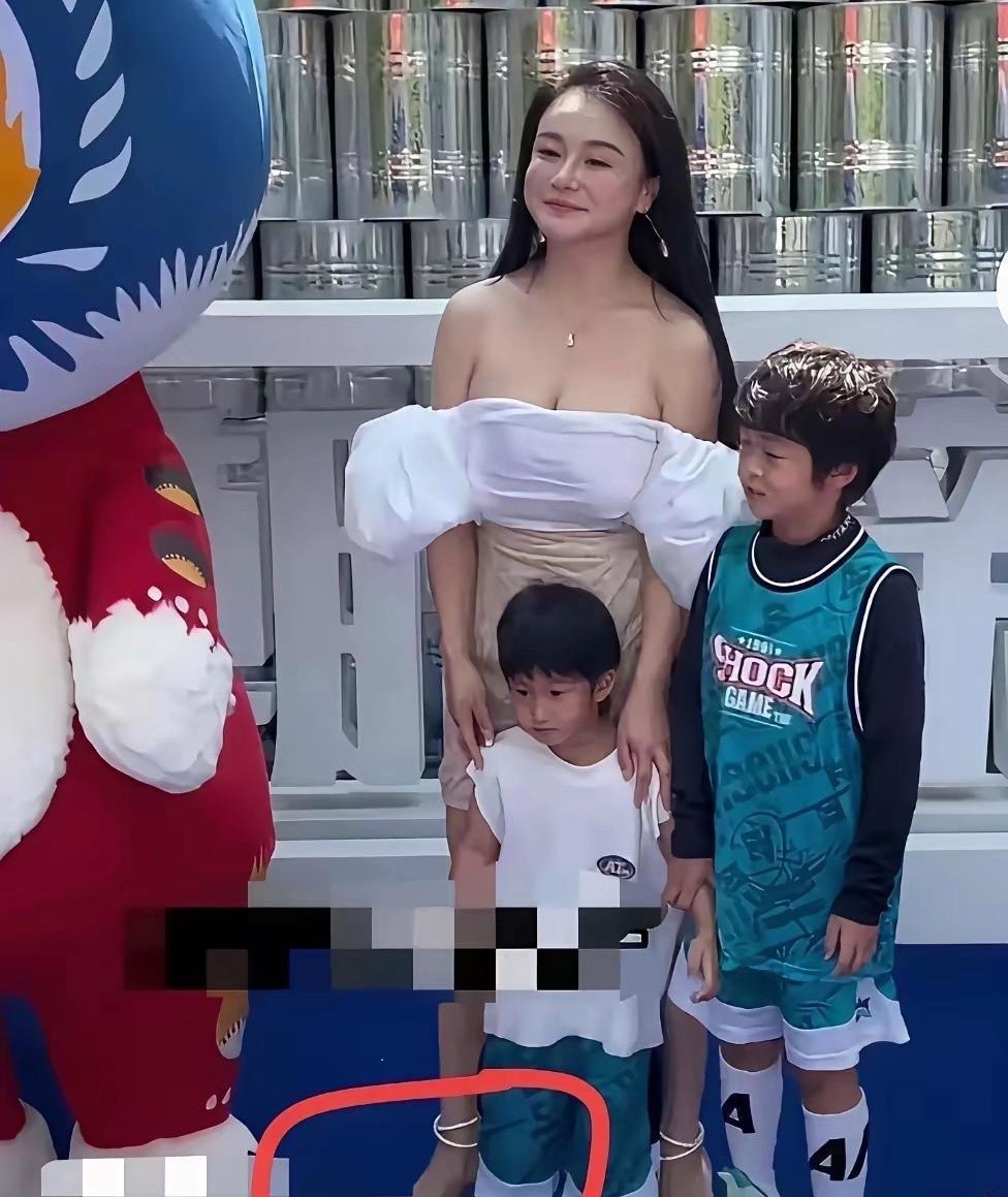 亲子活动结束，大儿子找冉莹颖谈心。他直白地说，希望下次家长会妈妈穿得朴素点。冉莹颖有点懵，说爱美是自己的穿衣自由，穿得得体没毛病。儿子小声说出难处，妈妈每次盛装出席，班里同学就议论不停，他心里不得劲，别的家长穿得都可简单。听完儿子的话，冉莹颖一下就明白了，意识到自己忽略孩子感受了 ​
