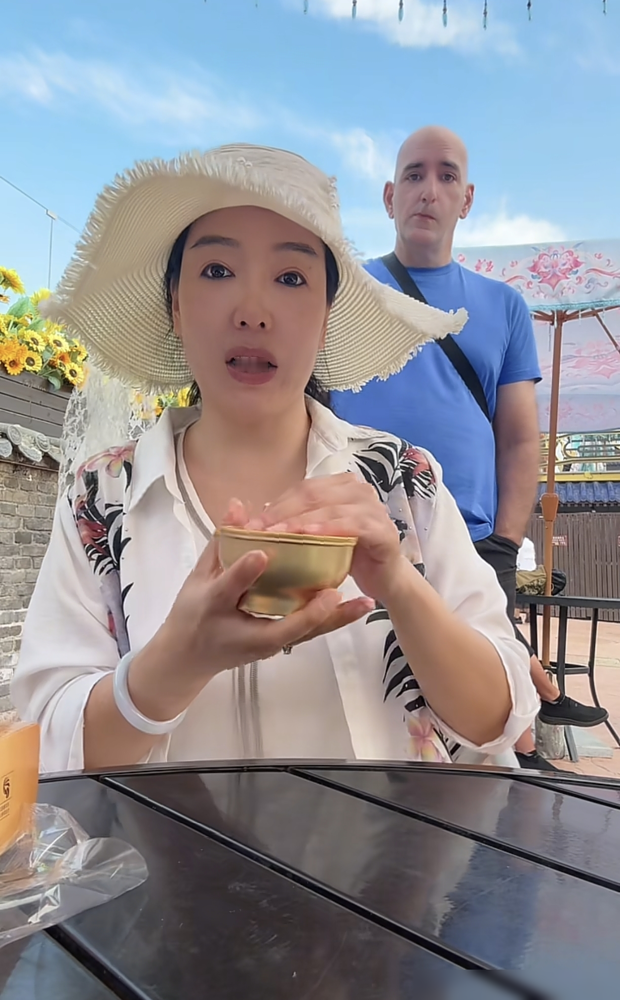 又一个网红的人设，要崩了？
那个嫁给美国老头的安娴，悄悄给她老公山姆开了个号，简介直接写美国金融学硕士，深耕金融业30年。
好家伙，这履历一亮，评论区瞬间炸锅。要知道，安娴自己的主号上，山姆先生的人设一直是和蔼可亲的退休老头，每天就是带娃、旅游、配合她拍视频。怎么一转眼，就成了华尔街精英？
粉