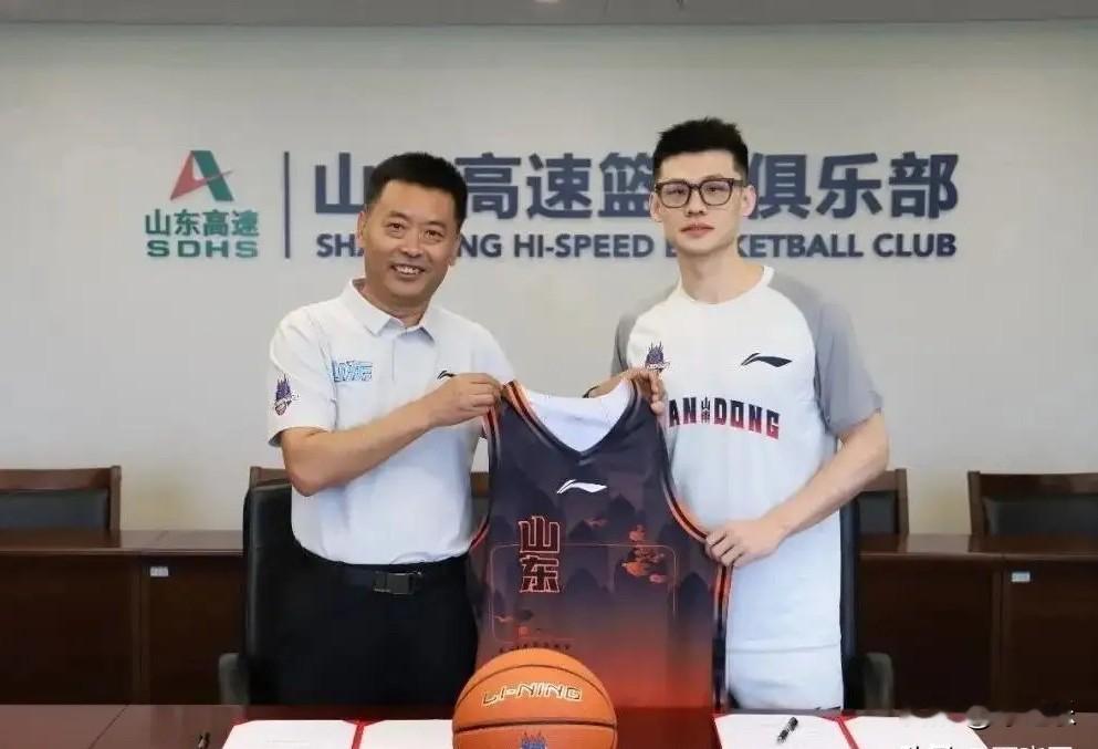 山东男篮：重点关注外援引进！
         随着王岚钦的加盟，山东高速男篮夏窗内援引进任务达成。今年夏天，山东男篮引进了祝铭震和杨文学，送走了孙桐林、于德豪、米艾力、郑晓垚和刘毅和全部外援，人员结构发生重大调整。下一步关注的重点是两名外援的引进，是否有惊喜，还要耐心等待。