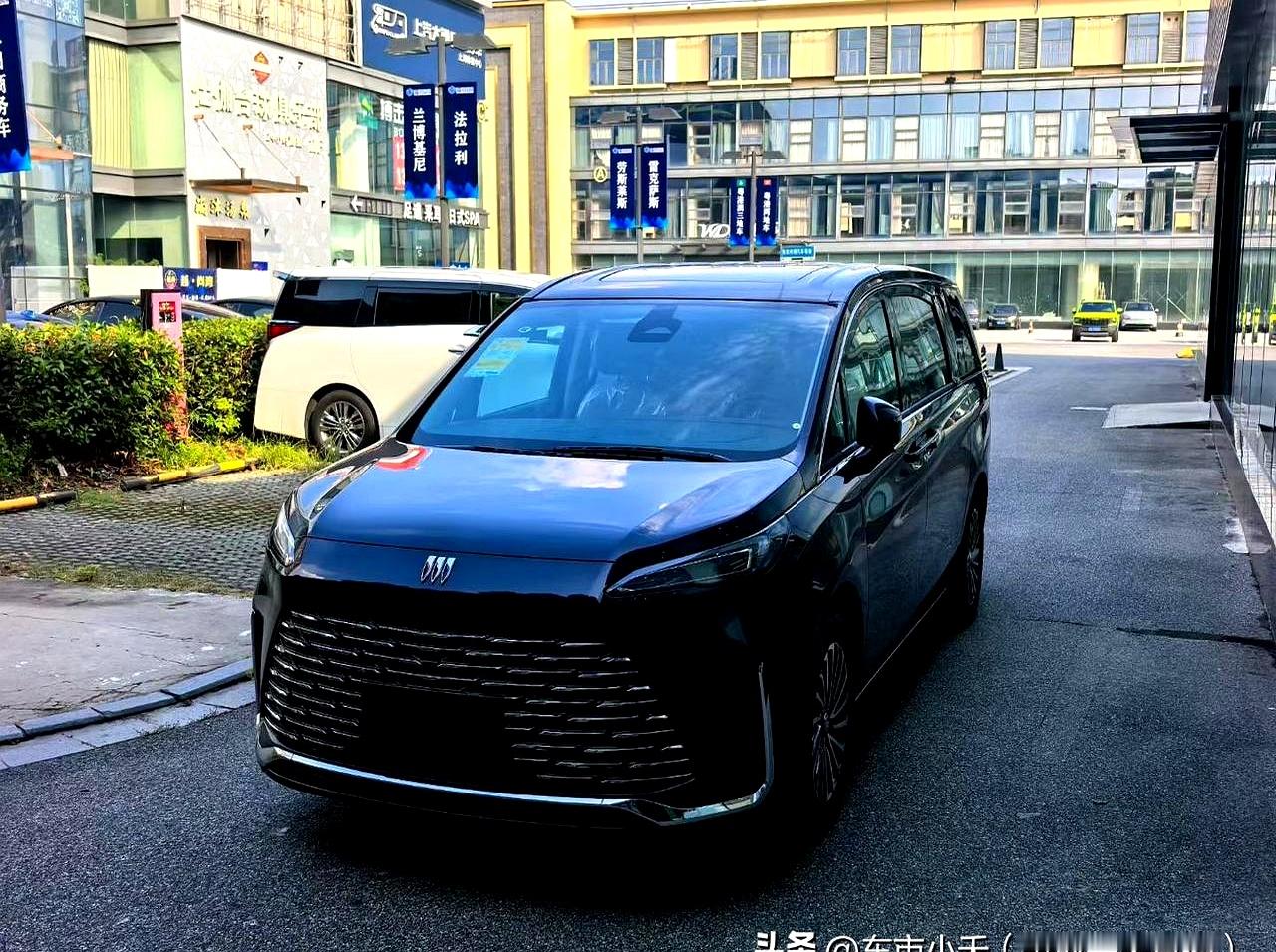 当年加价排队都一车难求的商务车“霸王”，如今终于彻底放下了高傲的架子
 

25款别克GL8插混才上市没多久，终端就直接大跳水降了5万多，要是算上地方补贴，优惠甚至能冲到6万以上
 

换作以往，这些老牌合资车企的价格硬得像块铁，想等它松口降个一两万，没个一年半载根本不可能。如今国产新能源MPV扎堆