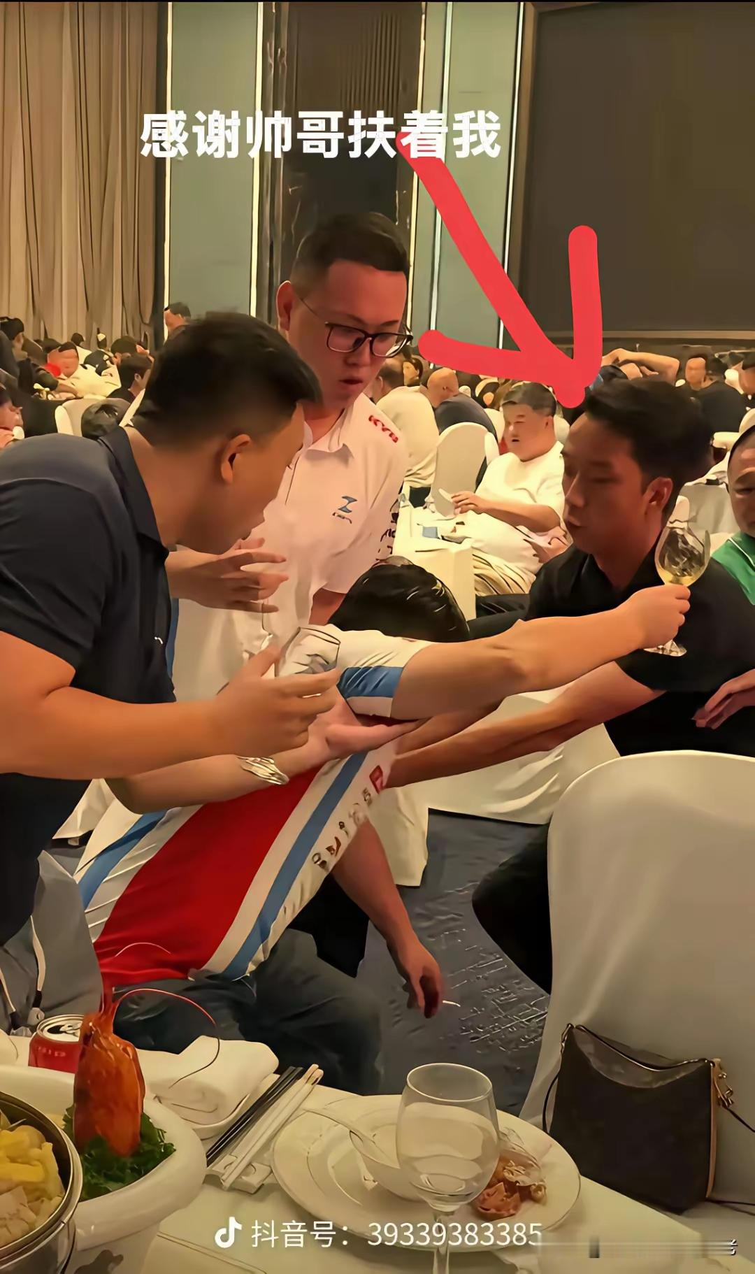 “张总遇小杜”酒局现场！牙哥吐槽：这徒弟车技不行酒量差，只能去当企业家了！

主角就是那位穿赛车服的“张雪”（街坊们熟知的张雪），师父牙哥在旁边那是又气又笑，直接开启吐槽模式：“这是我最没出息的一个徒弟！车技没天赋，酒量一喝就倒，区区八十桌就被干趴下了！”

瞧这现场，手里攥着酒杯，嘴里叼着烟，笑得