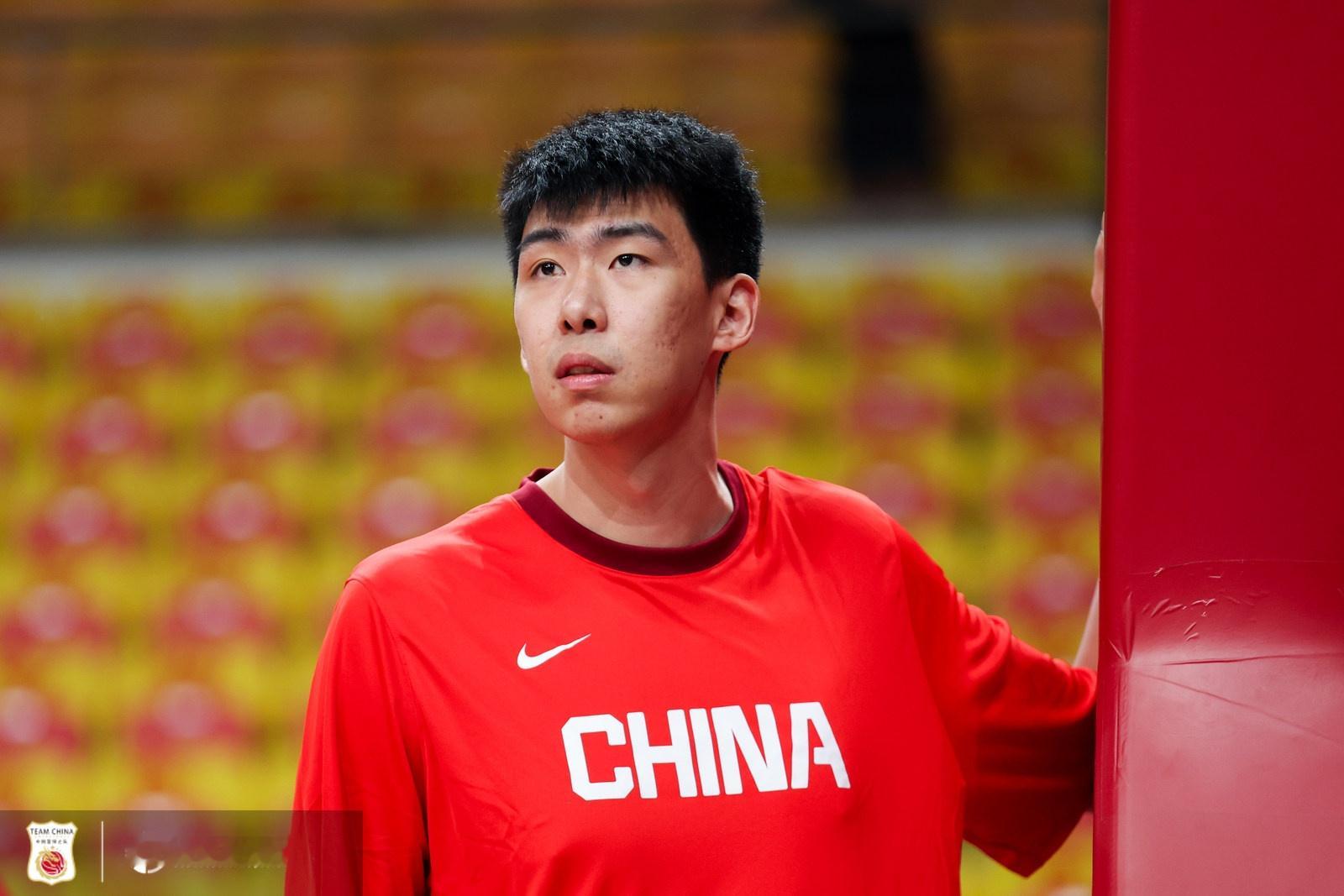 2 米 26 的徐昕，把签证办了！留美之路即将开始！！！


 9 月 14 日，北京青年报记者宋翔报道：徐昕当天办理了赴美签证，为之后前往 NCAA 打球做准备。这意味着中国男篮继林葳、王俊杰之后，又一名球员把路铺向了美国大学赛场。

 徐昕今年 22 岁，身高 2 米 26。上赛季租借广州龙狮，
