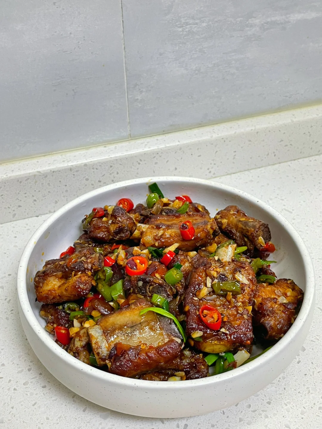 椒香浓郁的蒜香排骨，好吃到舔手指🤤