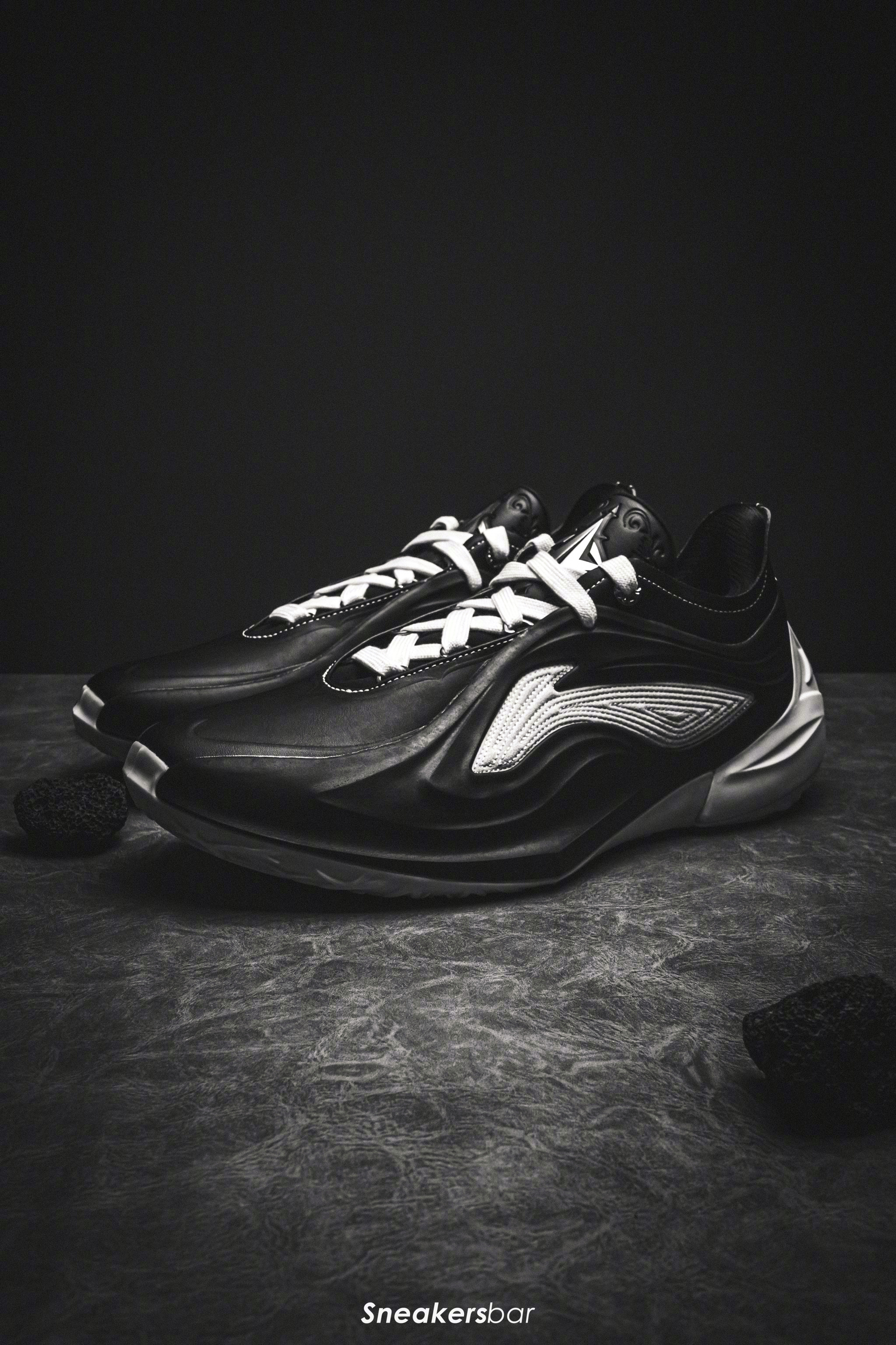 LI-NING JIMMY BUTLER IV「DRK」

最后的JB4，最后的黑暗骑士⚫

一直不太敢拍纯黑白的片，怕拿捏不好那种影调的意境感，好在这双JB4「DRK」黑皮给我一这勇气，直出就是黑白，质感也到位，基本不需要什么后期📸

#午夜壁纸##JB4##巴特勒中国行# ​