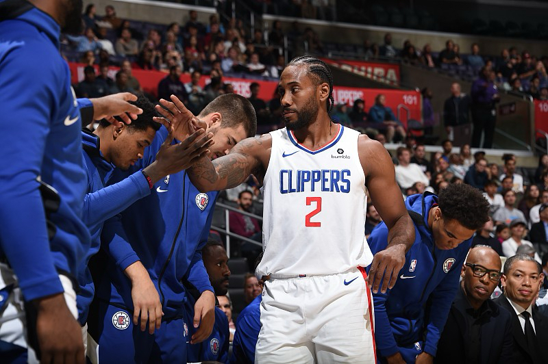 轩然大波！快船核心伦纳德为何能轻罚脱身？

        在NBA针对快船队“阴阳合同”案的处罚结果里，球队遭遇重罚——没收5个首轮签、罚款3000万美元、老板及高管全部禁赛。而核心球员科怀·伦纳德仅被处以70万美元罚款，既没有遭遇禁赛，自身合同也维持有效。伦纳德之所以能“轻罚脱身”，主要源于以下