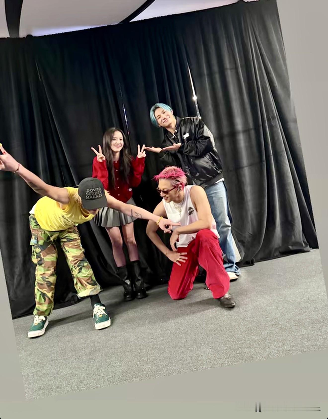 金智秀现身BIGBANG伦敦演唱会后台
和权志龙、太阳、大声开心合影
红色上衣搭配百褶短裙，俏皮比耶
一代二代的跨时代相遇，太让人感动了
金智秀 BIGBANG 伦敦演唱会