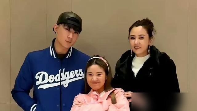 晋妈直播里一句“感谢儿子选了我，而不是李勒优”，直接把百万粉丝的温情滤镜干碎了。
47岁的白发，全算在养女头上。停零花钱，不让去面馆，连谈恋爱都要插手。紧接着一张朋友圈截图流出，“有娘养无娘教”，下架得再快也被人存了。
崔晋出来打圆场，说没闹僵，李勒优“永远是妹妹”。可李勒优生日当天，剪发买鞋吃