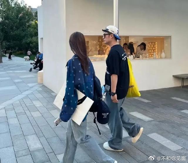 偶遇陈赫张子萱手牵手逛街，她少女感十足不像俩娃妈，他暴瘦一圈下颌线都清晰了 ​