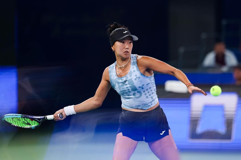 6-1、6-4，斯瓦泰克又把克鲁格扫了，顺手在武网砍下职业生涯第150场WTA1000胜利。
187场就到150胜，比辛吉斯少，比小威也少，这效率直接干到历史第一档。可你再看她现在的排名，世界第9。
中网刚被梅尔滕斯送走，转头来武汉就开扫。她自己说这是职业生涯“最艰难的一年”，最难的是终于明白，
