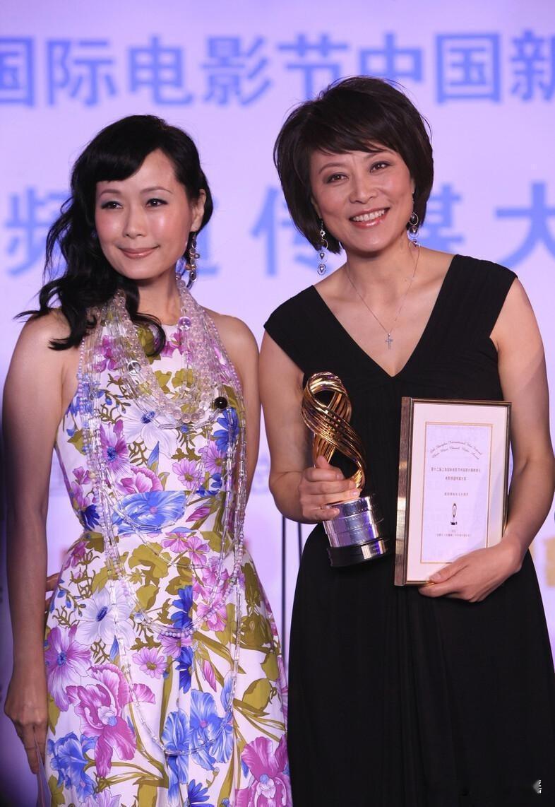 《活色生香》北外剧宣，叶童露青筋闫妮发福，倪虹洁骨相脸太惊艳
 
《活色生香》剧组来到北京外国语大学做校园宣传，叶童，闫妮，倪虹洁三位女演员同台亮相，现场抓拍的生图流出，很快引来大量网友讨论。
 
这次校园宣传没有铺张的布置，三位演员都穿简单的白色宣传T恤，妆容清淡，没有刻意做厚重的造型。路人随手拍