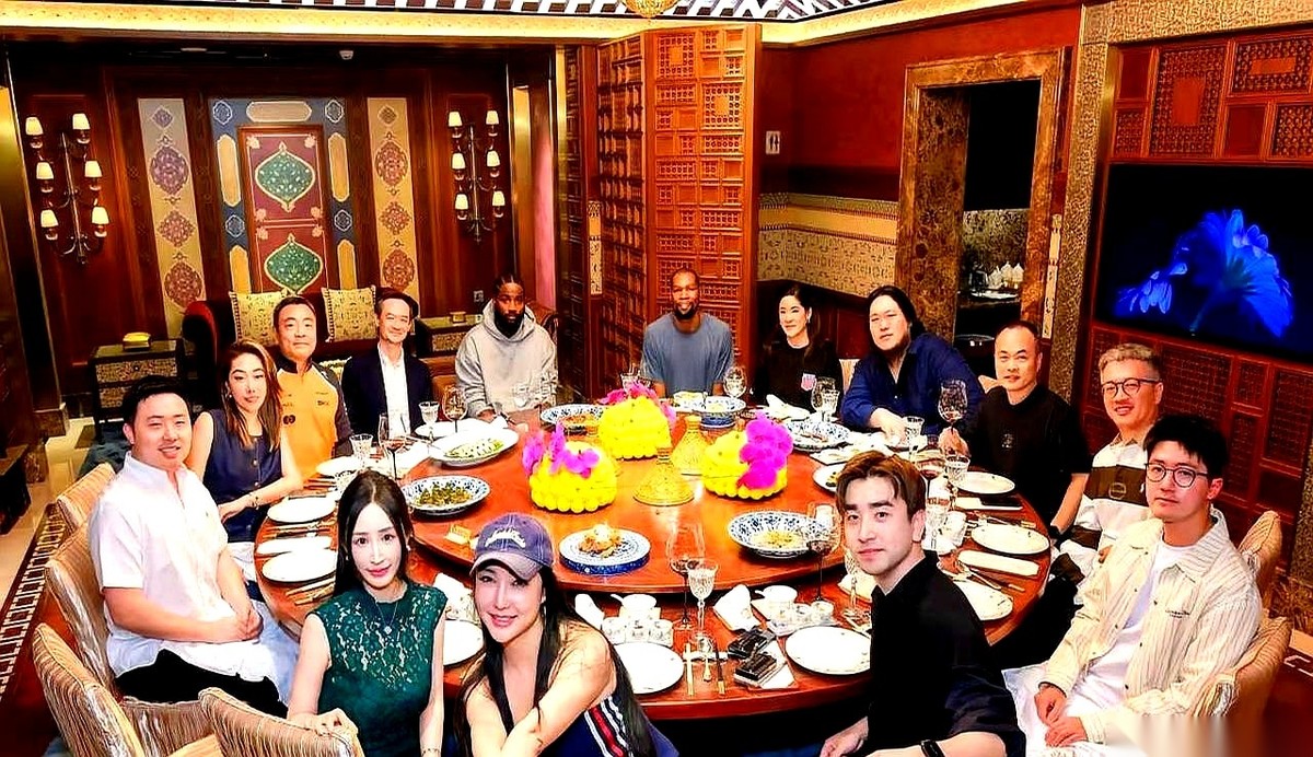 职业生涯薪资拿了5亿多美元的杜兰特，在澳门坐上了粉丝花大价钱买单的饭局。
靠个人投资又赚了数亿美元的他，面对整桌年轻美女全程无动于衷。
饭局照片里那些被估计是微商或网红的球迷，到现在也没公开过真实身份。
说真的，看到这组照片的时候，多少让人有点感慨。
很多人总觉得，一个人要是打球能挣5亿多美元，场外