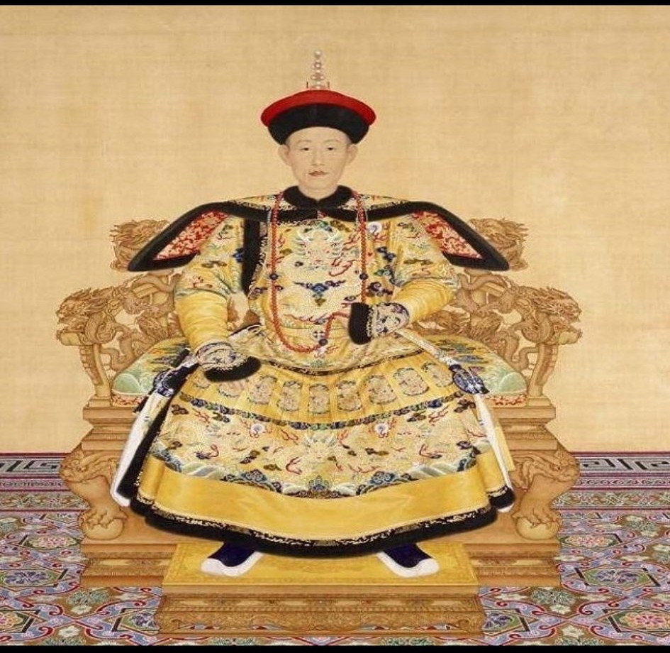 乾隆皇帝是众多清朝皇帝中最长寿的，他活了八十九岁。那么他长寿的原因，是什么呢？

首先，肯定是他本人非常的自律，生活习惯很好。他本人从不熬夜，早睡早起，睡眠质量稳定，这一点非常重要。

其次，就是适量的运动也是起到了很重要的作用，据说，他八十岁了依旧可以骑马，这真是挺不可思议的。

再者，就是他本人