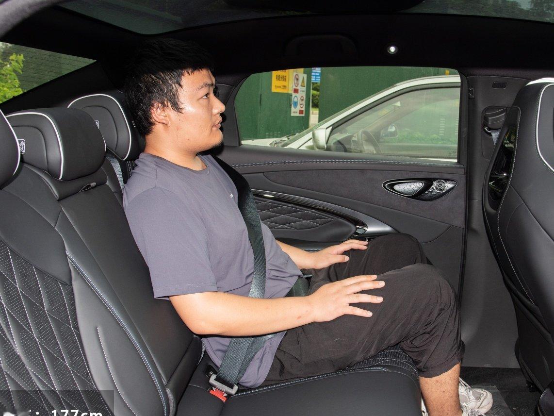 同一套底盘，5万差价买的是后排那把座椅

如果你手上有20多万准备买电车，大汉EV和海豹08之间那5万差价，决定的是你把钱花给自己，还是花给后排坐的那个人。

大汉EV预售24．99万起，海豹08上市19．69万起。仔细算了下账，这5万里没有一分钱花在底盘上：云辇A双腔空悬、后轮转向、4．95米转弯