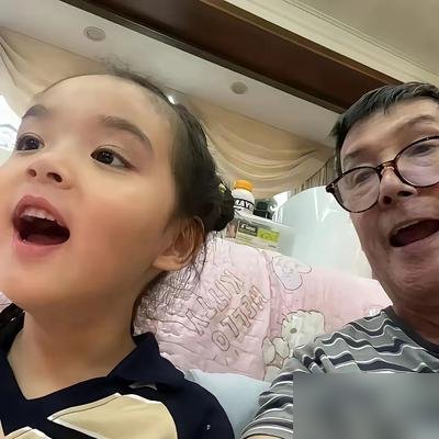 小奶黄一张侧脸，直接把向佐的基因按在地上摩擦。
网友扒出郭碧婷女儿近照，高鼻梁、大眼睛、白皮肤，完美复刻她妈年轻时的样子。评论区炸了：这哪是改善基因，这是直接换了个基因库。
当年向太在综艺里第一次见郭碧婷，眼睛都直了，当场放话“这是我儿媳妇”。那时候都说她精明，现在回头看，这哪是挑儿媳，这是给向