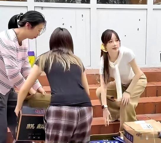 贾乃亮前妻罕见同框，眼神闪躲不自然，十三岁甜馨成主心骨撑场面 ​