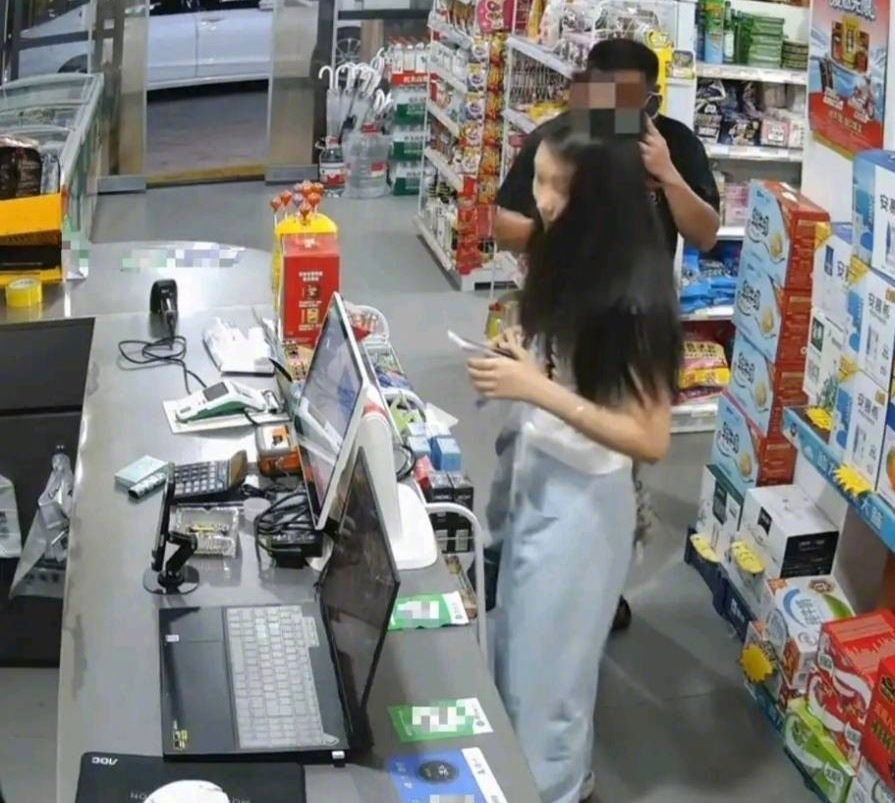 #杭州电梯纠纷涉事女子被行拘#杭州电梯纠纷事件女主，污蔑他人猥亵被行政拘留，那便利店污蔑他人的女主怎么处理？

便利店内，男顾客擦身而过时碰到了女顾客的包，女的大声嚷嚷说男生摸她屁股。男子再三解释后没有效果，只得违心道歉，希望能息事宁人。

但男子道歉后，女子认为抓住了把柄，就报警称男 ​