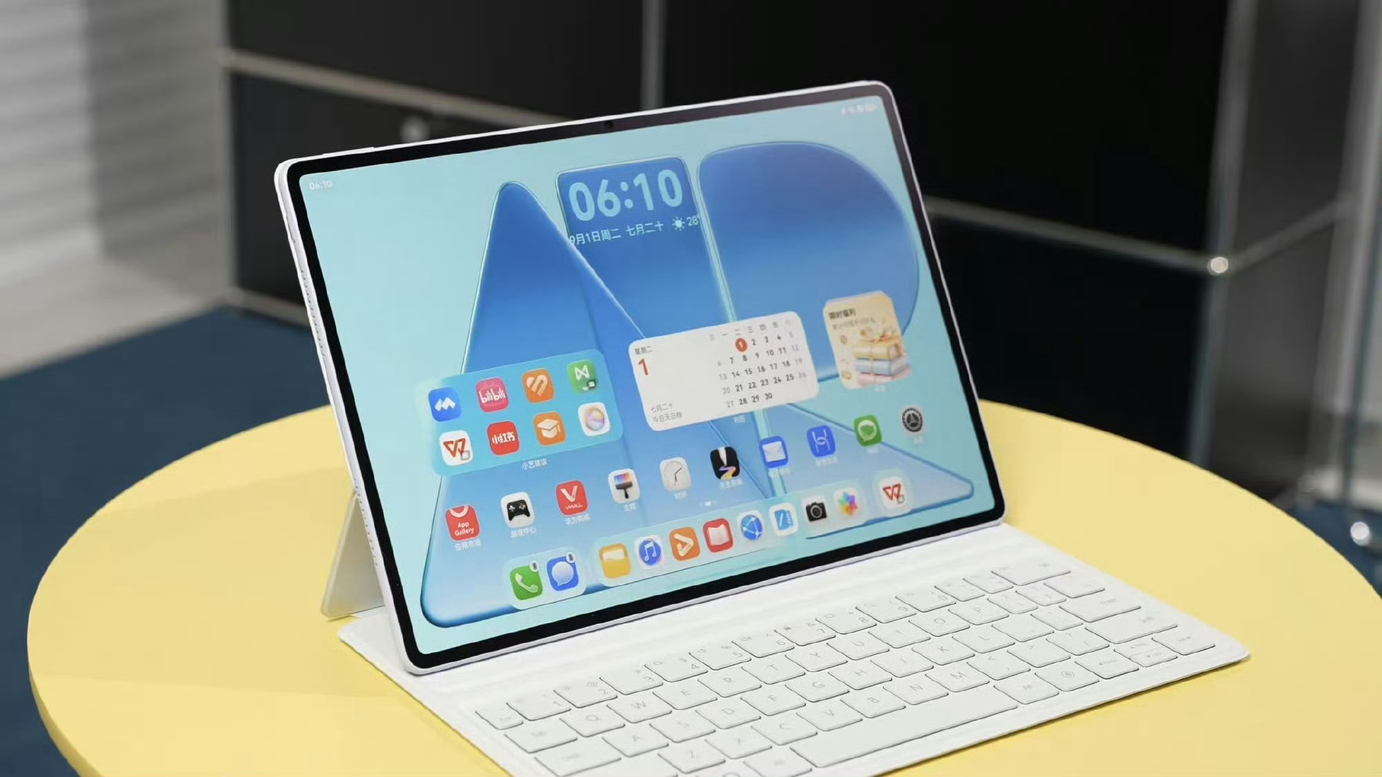 #华为MatePadAir和iPadAir怎么选更值# 我觉得这事真不能只看跑分。华为MatePad Air这块12英寸OLED屏支持最高144Hz刷新率，柔光版日常看文档、记笔记，观感和书写体验都挺舒服；再加上509g机身和10100mAh电池，经常带着出门办公的人会更容易感受到它的实用。iPad Air搭载M4芯片，性能和专业应用生态依然 ​