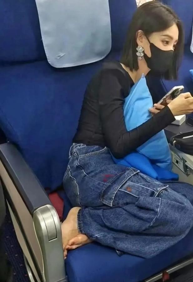 李一桐商务舱脱鞋盘腿被拍，又把“明星做点小事为啥总被放大”这事儿顶上热搜。照片里鞋搁一边，腿一盘，脚底贴着座椅，看着像长途飞累了想松松筋。可评论区立马分两派：有人说商务舱本就配拖鞋、椅能放平，盘个腿又不是砸车厢；也有人嫌脚底板往坐垫上蹭，下一位乘客咋坐？再看梅婷当年脚踩显示屏，道了两次歉，头回还带错